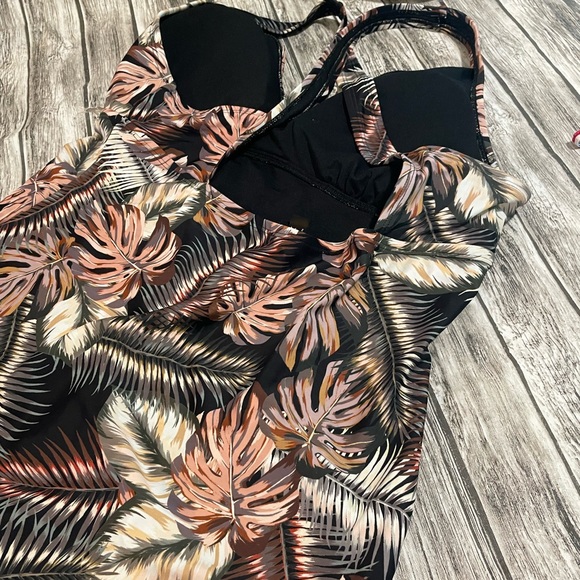 Great one piece bathing suit - Picture 3 of 5